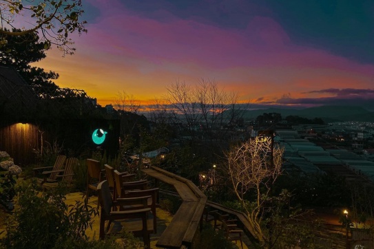 Khoảnh khắc đón hoàng hôn rực rỡ của Đà Lạt những ngày đầu năm.