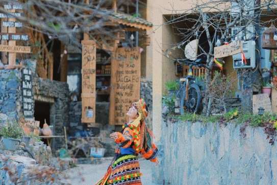 Lên Hà Giang nhất định phải thử trang phục người Lô Lô.