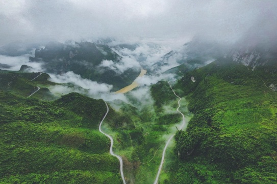 Cung đường đi bộ sát vách núi hiểm trở nhất Việt Nam