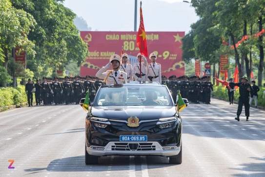 Dưới cái nắng gần 40 độ C tại Hà Nội