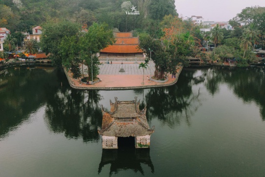 Toàn cảnh chùa Thầy khi nhìn từ trên cao xuống