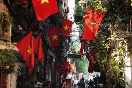 Hà Nội “nhuộm” màu cờ đỏ sao vàng.