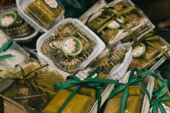 Cuối tuần. Hà Nội se lạnh. Mùa thu ghé qua thật khẽ. 