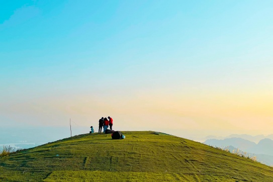 Nhảy dù đón bình minh tại Đồi Bù (Hà Nội)