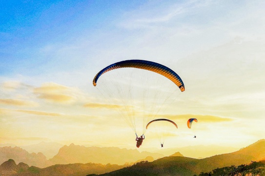 Trải nghiệm bay dù lượn “lơ lửng giữa trời” ngay tại Hà Nội