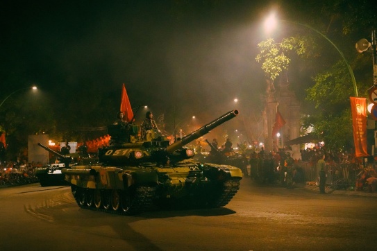 Màn đêm buông, cùng mây đen gió lạnh…