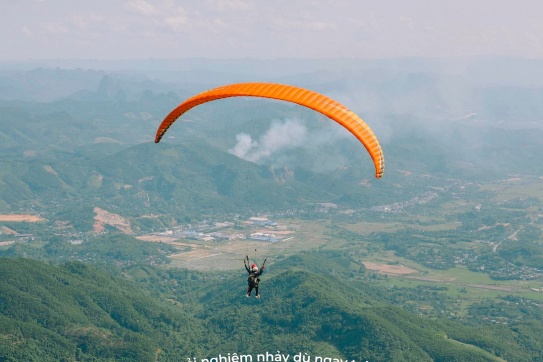Trải nghiệm nhảy dù siêu thú vị ngay tại Hà Nội 