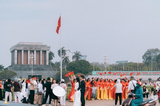 Đất nước trọn niềm vui...