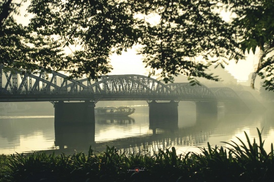 Huế xinh đẹp trong làn sương vào một buổi sớm mai.