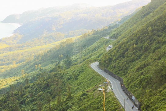 Đèo Hải Vân với những cung đường quanh co.