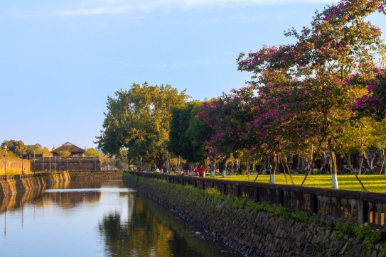 Một vòng quay Huế vào ngày nắng ấm đầu năm.