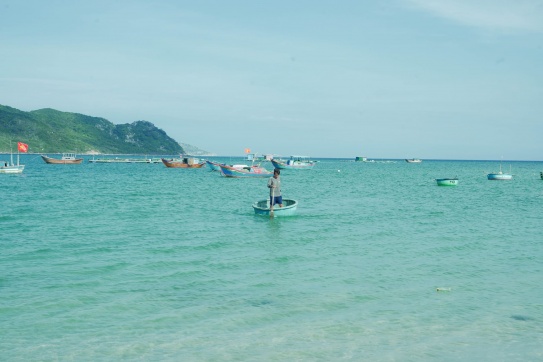 Mùa hè ở làng chài Ninh Vân. Biển xanh, cát trắng, nắng vàng.