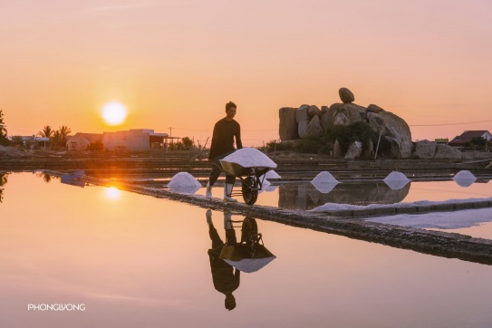 Bình minh trên ruộng muối Khánh Tường – Vẻ đẹp lao động mộc mạc giữa thiên nhiên hùng vĩ