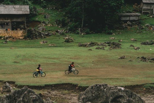 Những đứa trẻ - Hang Táu (Mộc Châu)