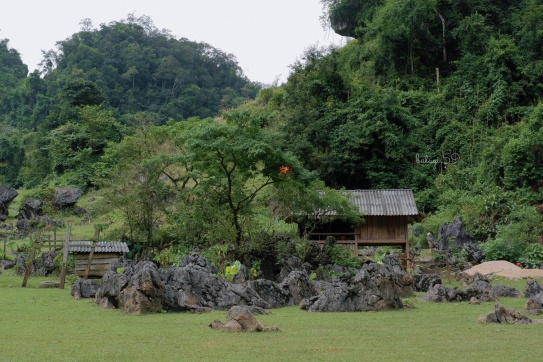 Làng nguyên thuỷ Hang Táu (Mộc Châu)