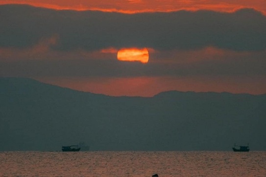 Hoàng hôn ngọt như rót mật tại biển Nha Trang, Khánh Hoà