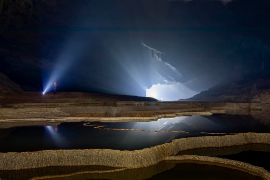 Ngỡ ngàng hố sụt Kong sâu nhất và đẹp nhất Việt Nam