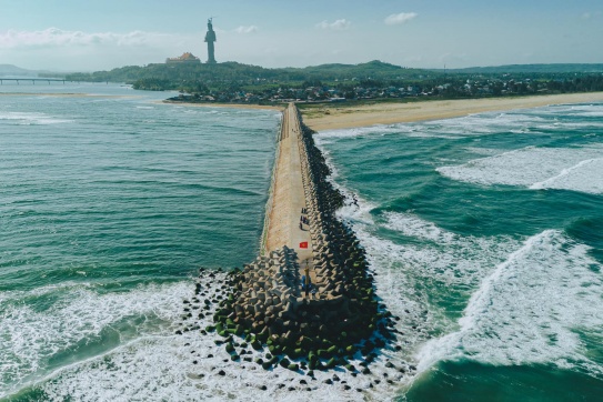 “Vì đất nước mình còn đẹp, cần chi đâu nước ngoài…”