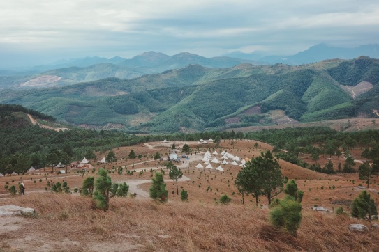 Đỉnh Phượng Hoàng vào một buổi sáng gió mùa về