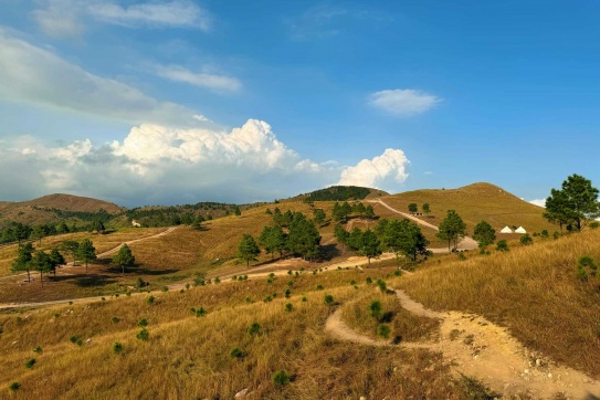 “Đỉnh Phượng Hoàng” Ngắm trời xanh - mây trắng - núi non trùng điệp