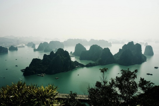 Vịnh Hạ Long khi nhìn từ núi Bài Thơ