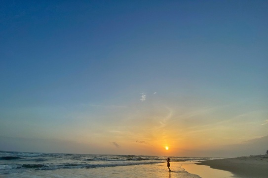 “Trốn chạy” nắng hè với bãi biển Triệu Lăng xanh xinh bất tận