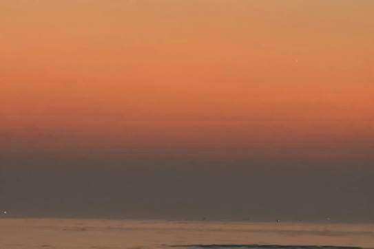 Một sớm bình minh trên biển Triệu Lăng.