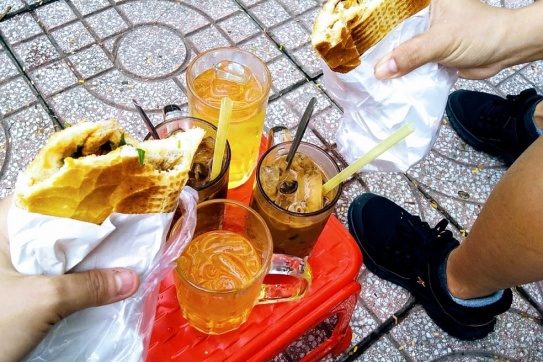 Không phải Highland hay Starbucks, hãy thử cà phê bệt đậm chất Sài Gòn