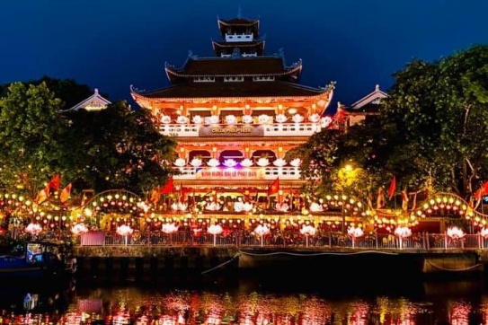 Lễ thả hoa đăng lớn nhất Sài Gòn - Mừng Đại lễ Phật Đản 2023 