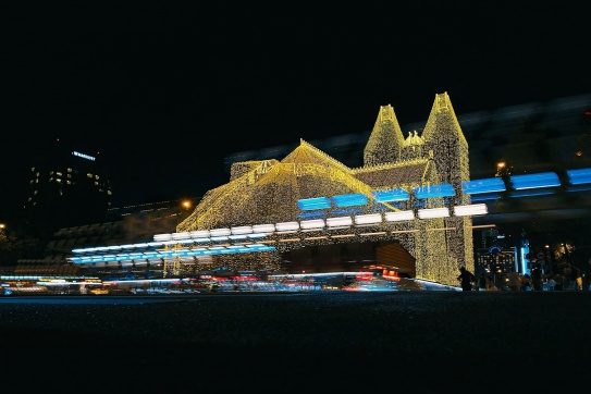 Ngoài nhà thờ Đức Bà tối nay …. quá đẹp