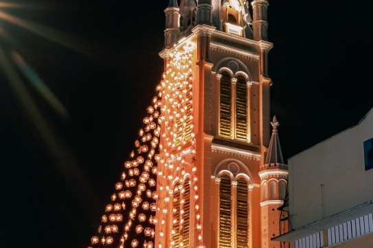 Sau bao nhiêu ngày chờ đợi giáo xứ Tân Định đã chính thức lên đèn