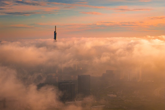 Giữa nắng vàng và mây trắng...