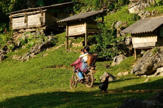 Độc đáo “làng nguyên thủy” Hang Táu - Sơn La 