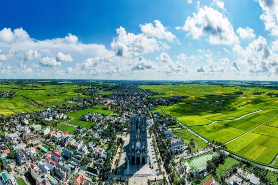 Uốn lượn quanh ruộng lúa......