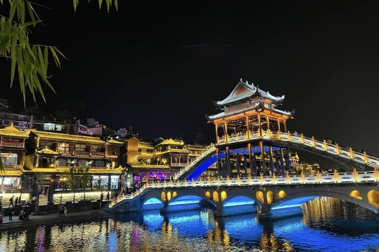 Phượng Hoàng Cổ Trấn về đêm!