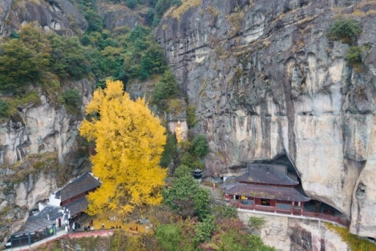 Độc lạ Trung Quốc | Ngôi chùa 1500 năm cheo leo bên vách núi
