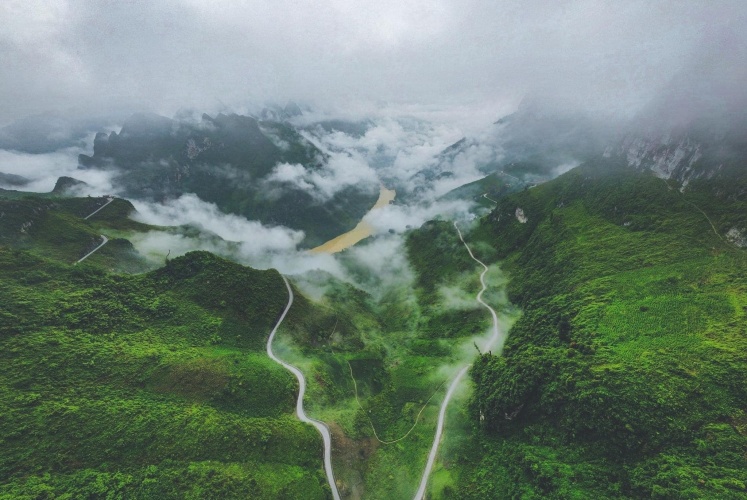 Cung đường đi bộ sát vách núi hiểm trở nhất Việt Nam