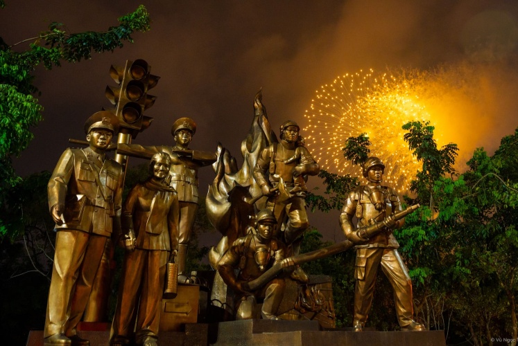 Thủ đô Hà Nội bắn pháo hoa kỷ niệm 50 năm ngày Thống nhất đất nước