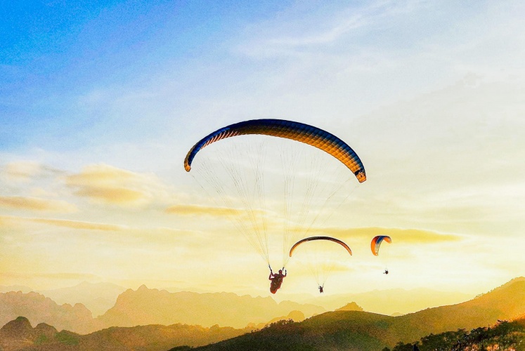 Trải nghiệm bay dù lượn “lơ lửng giữa trời” ngay tại Hà Nội