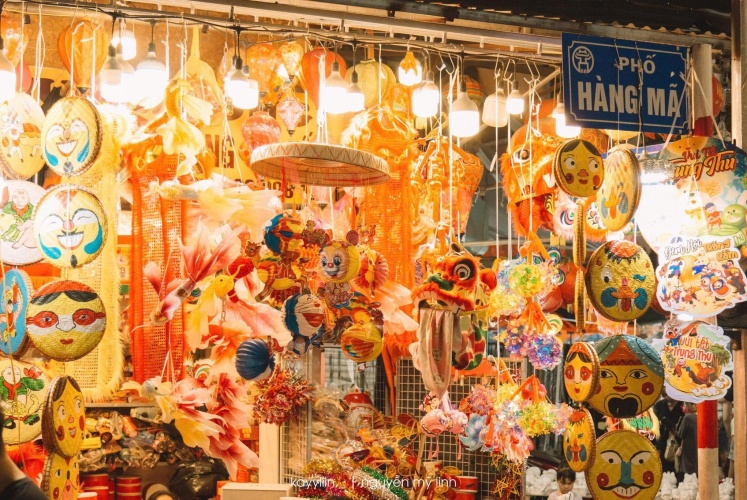 Một mùa trăng nữa sắp về … 