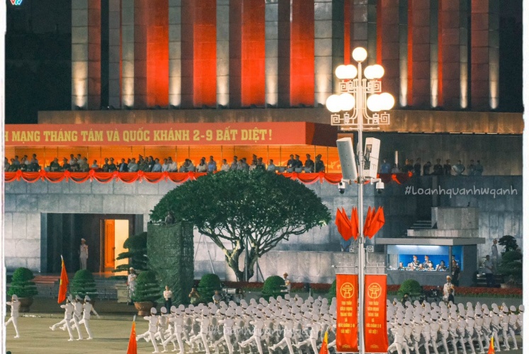 Nhìn những khung cảnh này, chắc Bác đang tự hào lắm