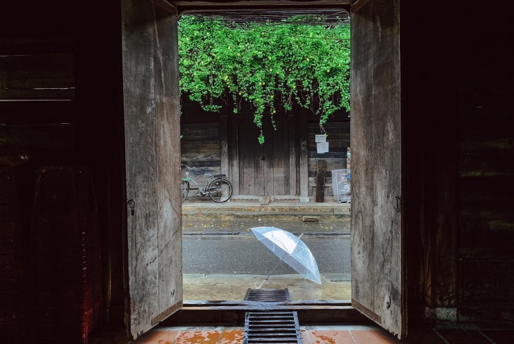 Dạo phố ngày mưa