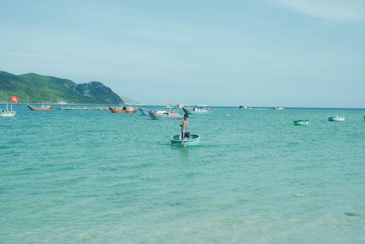 Mùa hè ở làng chài Ninh Vân. Biển xanh, cát trắng, nắng vàng.