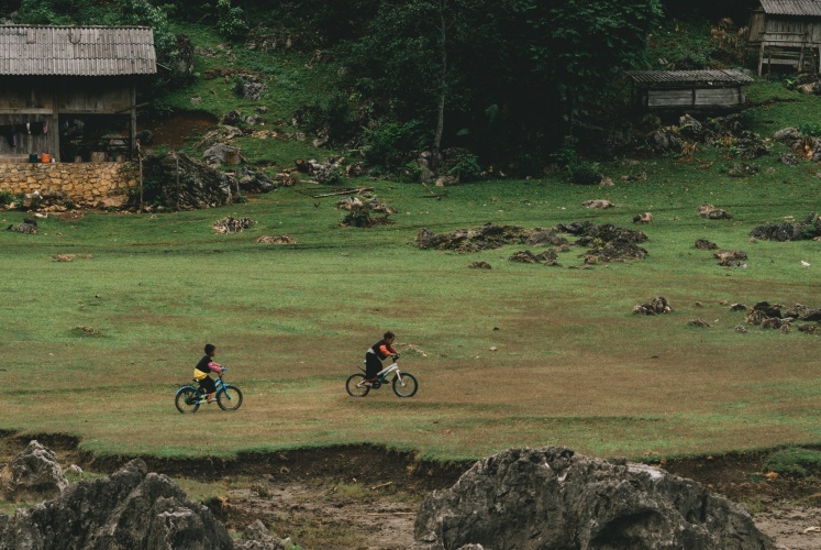 Những đứa trẻ - Hang Táu (Mộc Châu)