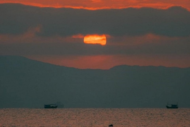 Hoàng hôn ngọt như rót mật tại biển Nha Trang, Khánh Hoà