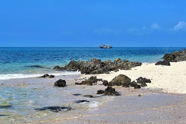 “Đốt cháy” 3 tone da tại Cô Tô - bãi biển đẹp nhất Miền Bắc                 