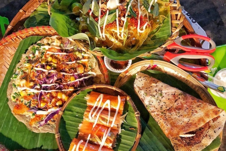 Mê mẩn món bánh tráng trộn Sài Gòn chính gốc