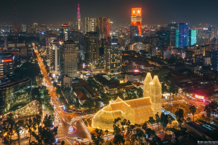 Nhà thờ Đức Bà Sài Gòn đã chính thức bật lên những ánh đèn Giáng sinh đầu tiên. 