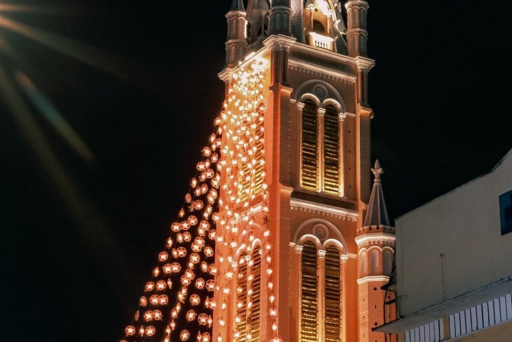 Sau bao nhiêu ngày chờ đợi giáo xứ Tân Định đã chính thức lên đèn