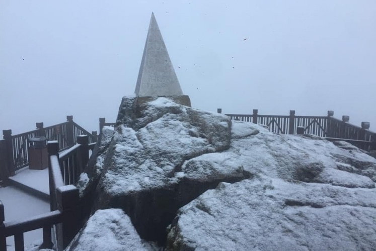 NGAY LÚC NÀY, TUYẾT ĐÃ RƠI TRÊN ĐỈNH FANSIPAN